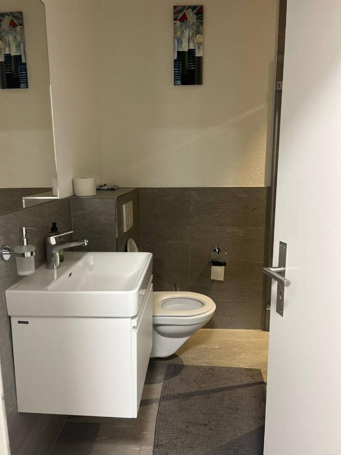 Basel-Stadt Gundeldingen Zimmer 401, Wc In The Hallway, Outside The Room 外观 照片